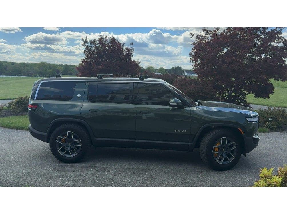 2022 Rivian R1S view 3