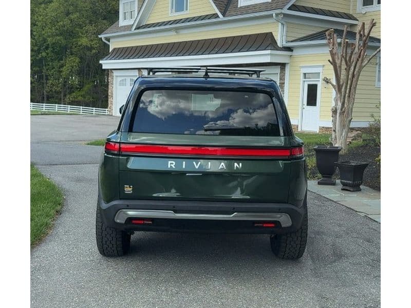 2022 Rivian R1S view 4