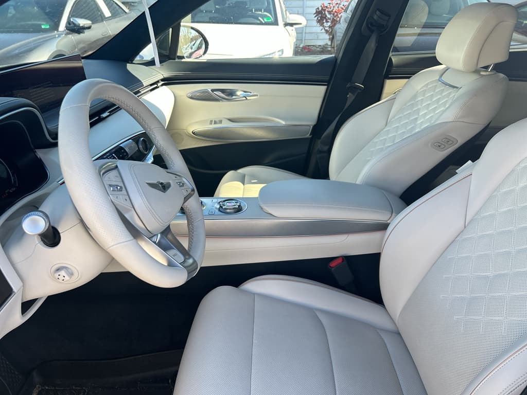 2024 Genesis Electrified GV70 view 5