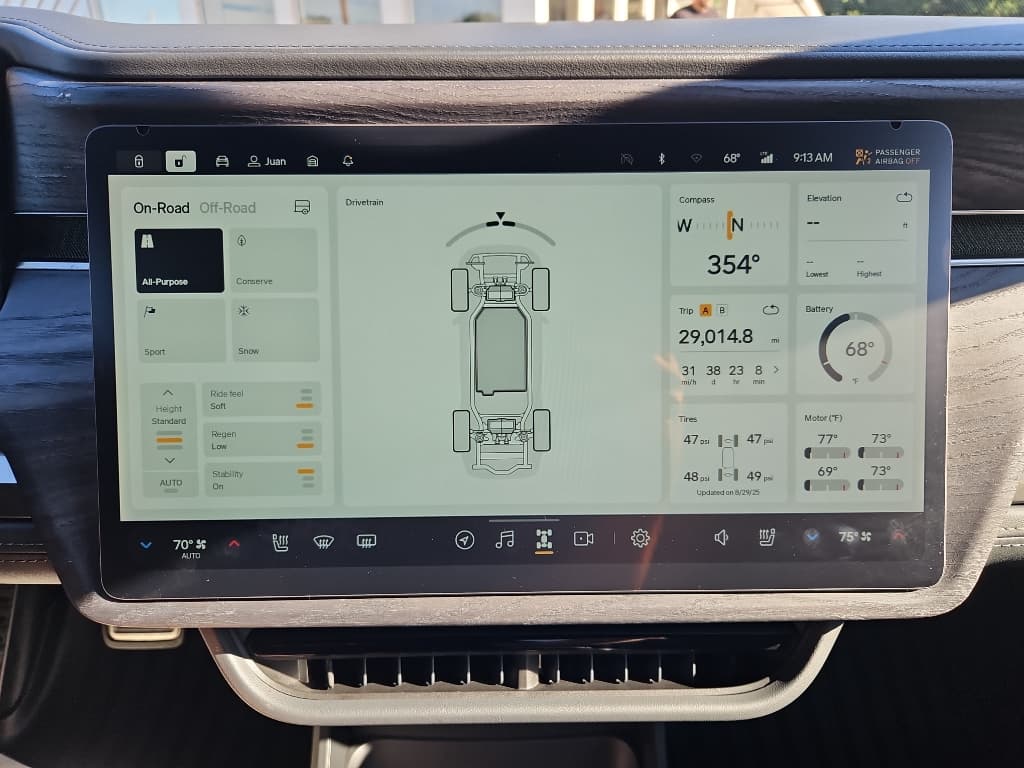 2022 Rivian R1T view 13