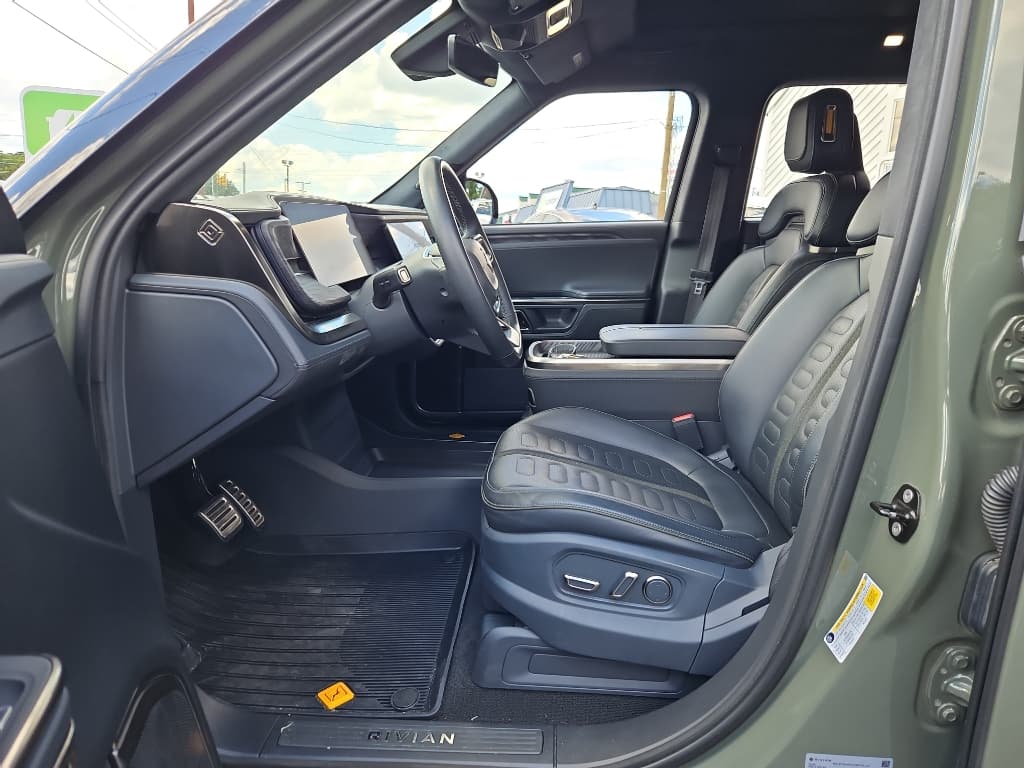 2022 Rivian R1T view 5