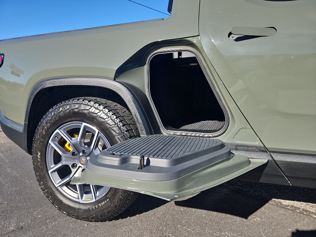 2022 Rivian R1T view 24