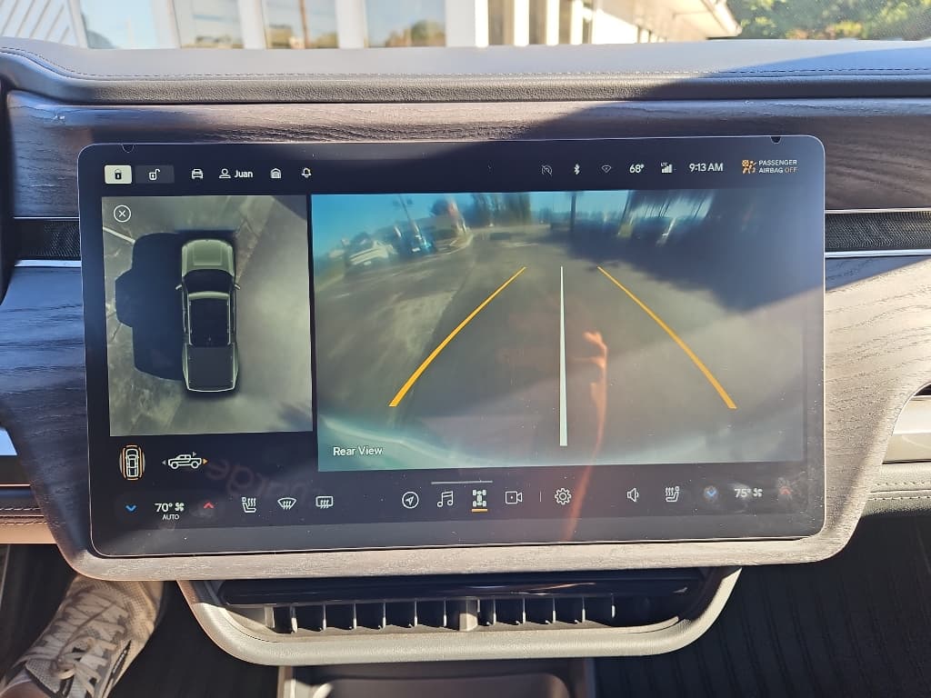 2022 Rivian R1T view 14