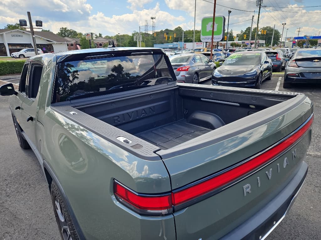 2022 Rivian R1T view 12