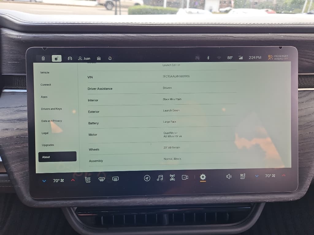 2022 Rivian R1T view 20