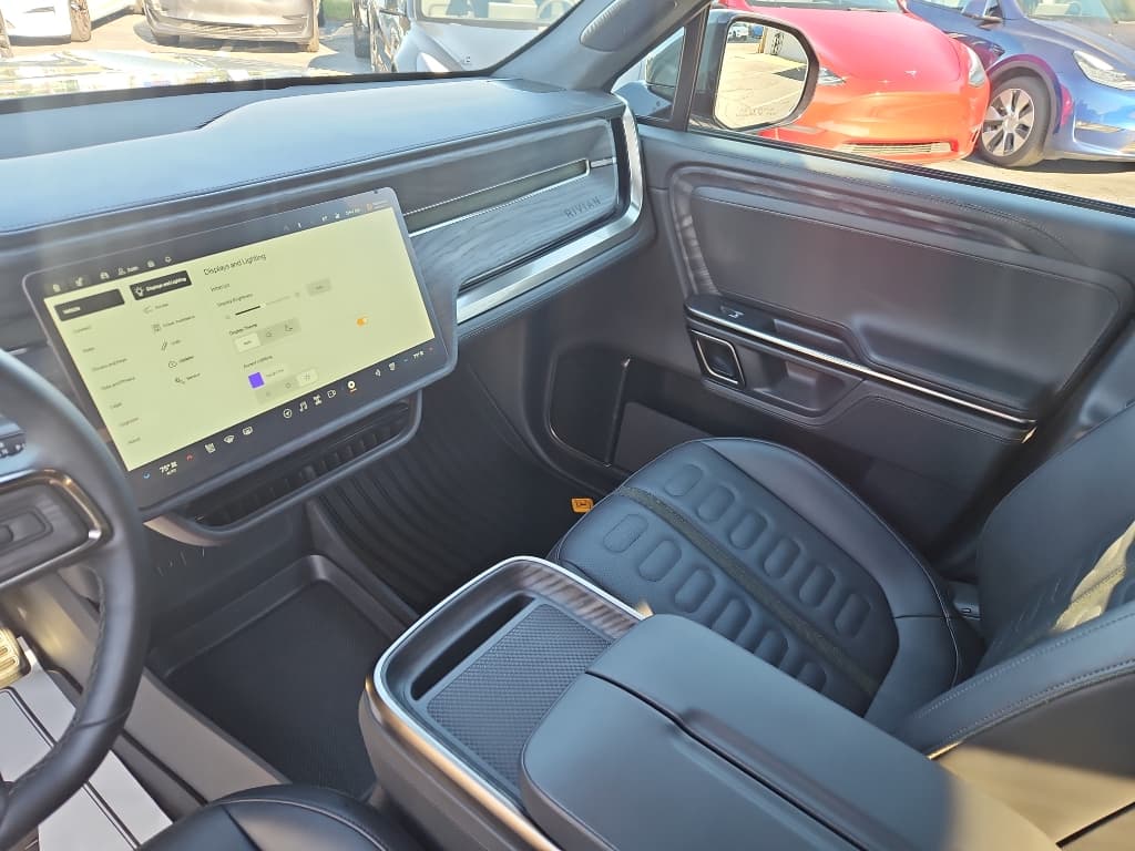 2022 Rivian R1T view 18