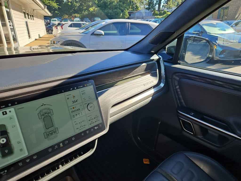 2022 Rivian R1T view 19