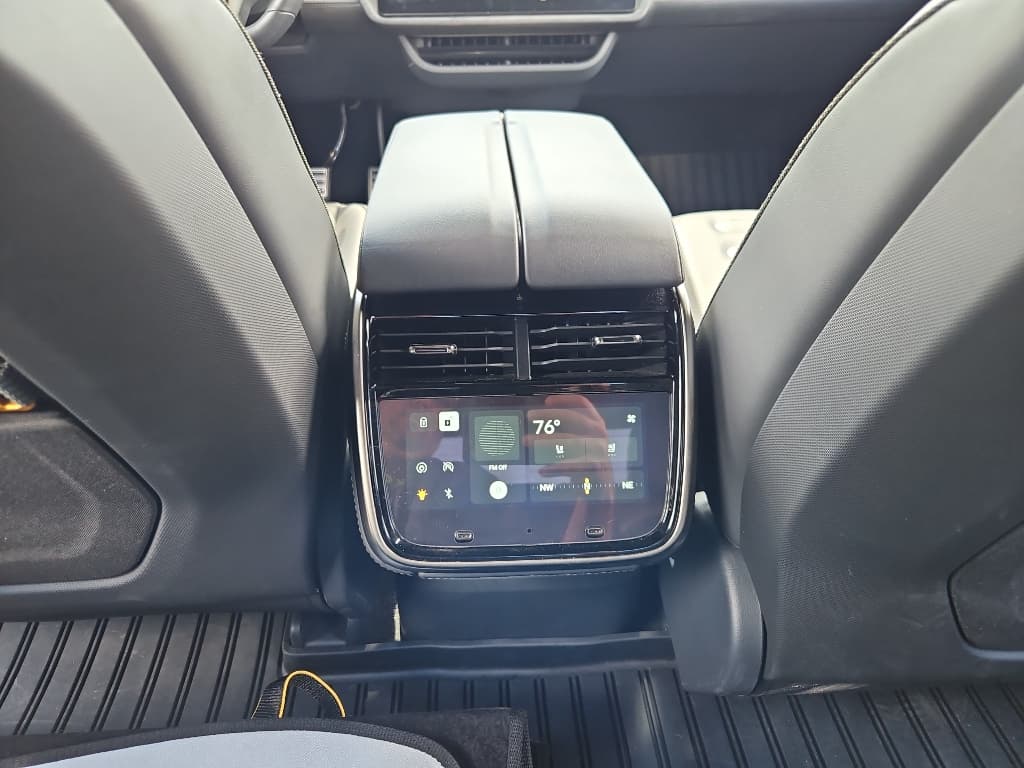 2022 Rivian R1T view 9