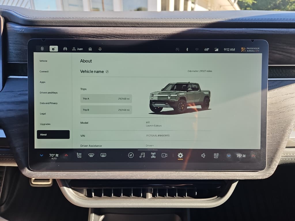 2022 Rivian R1T view 10