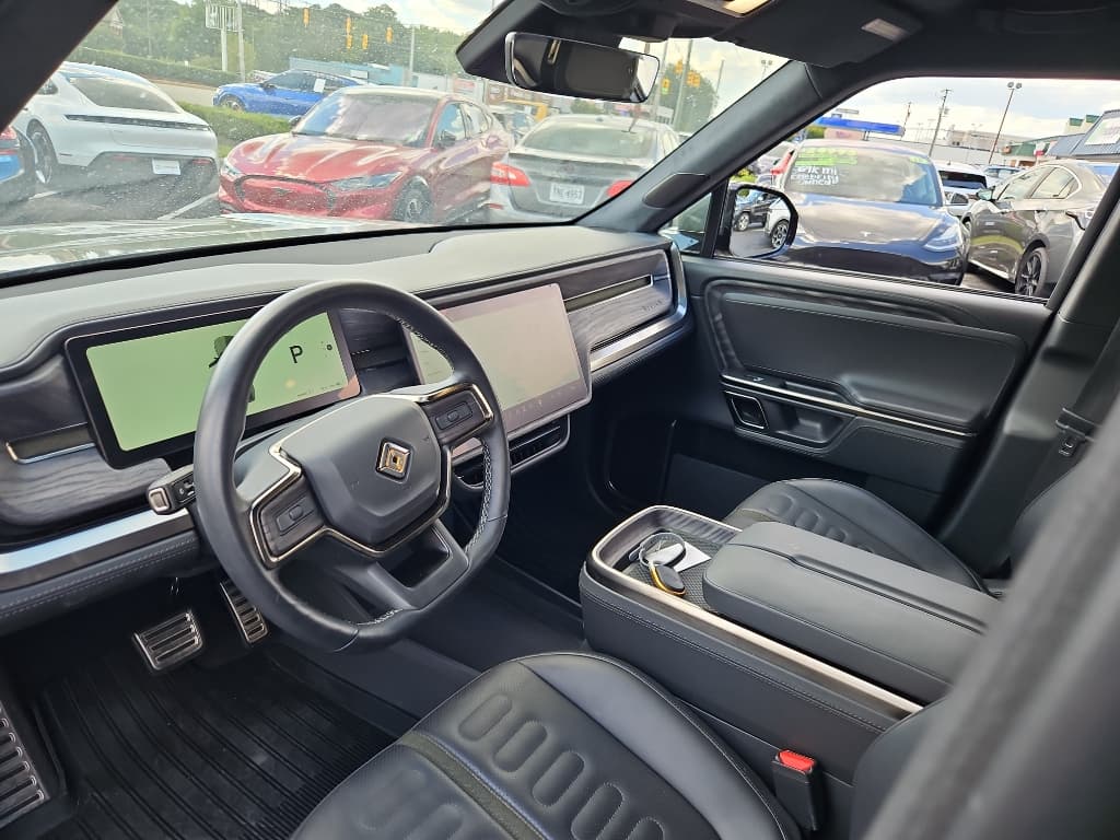 2022 Rivian R1T view 6