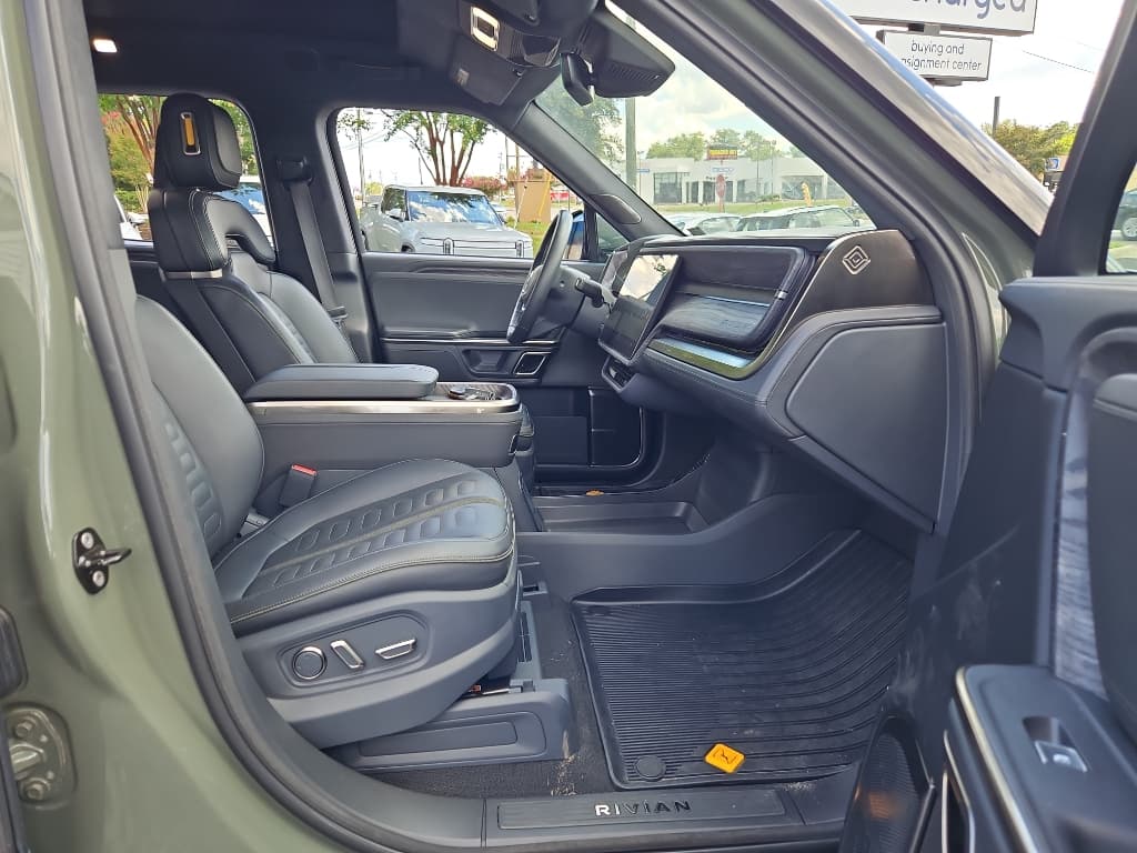 2022 Rivian R1T view 15