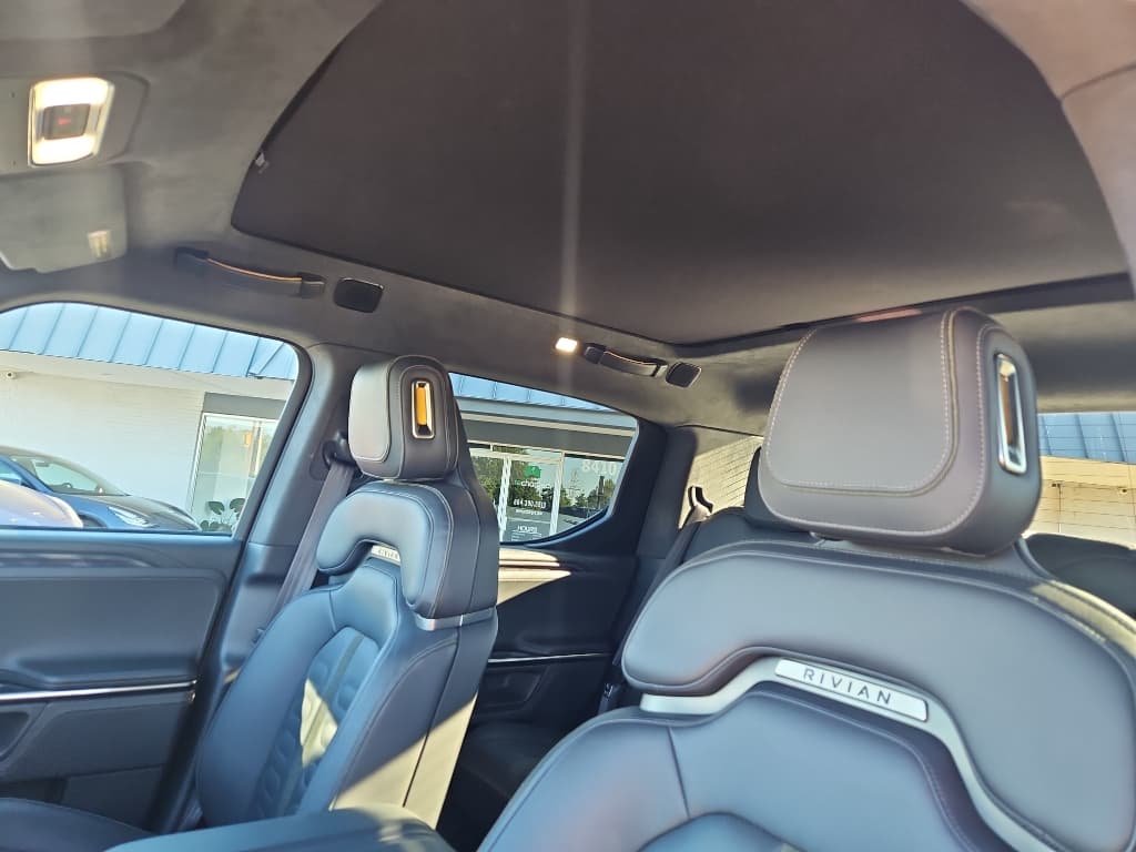 2022 Rivian R1T view 22