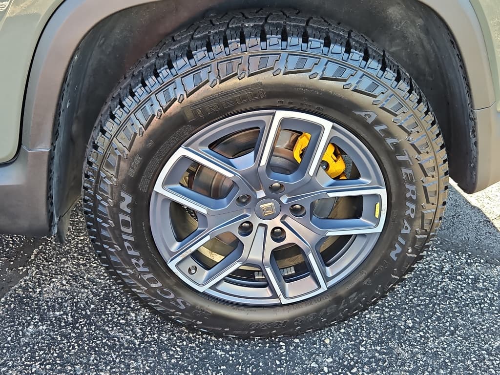 2022 Rivian R1T view 34