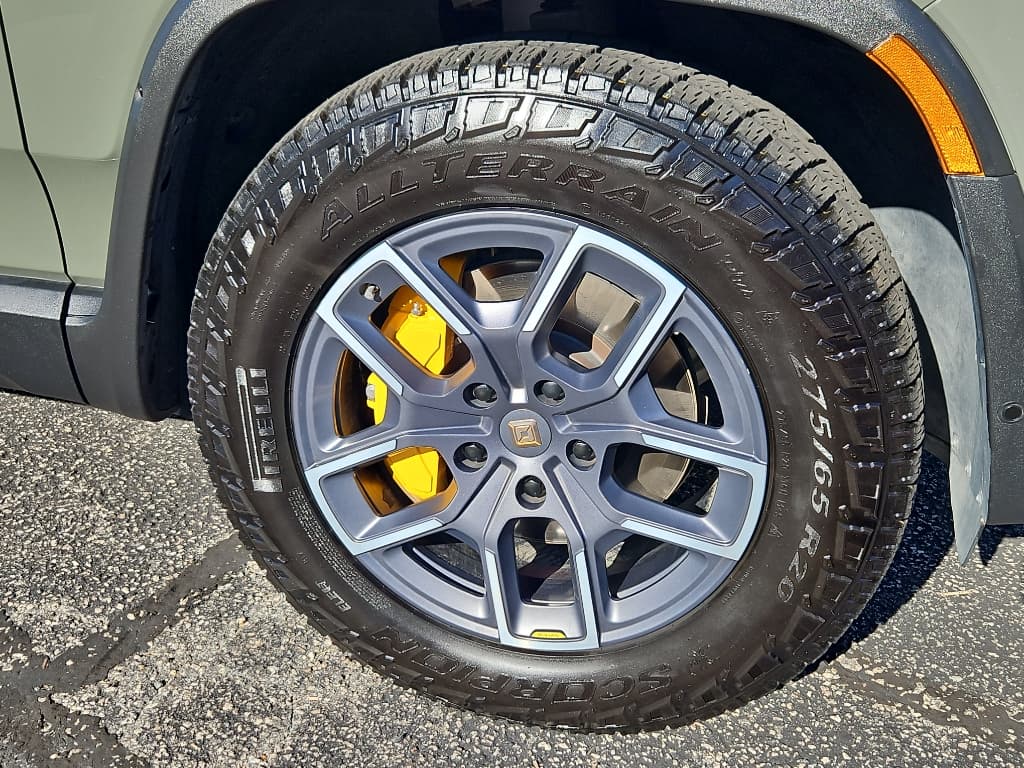 2022 Rivian R1T view 38