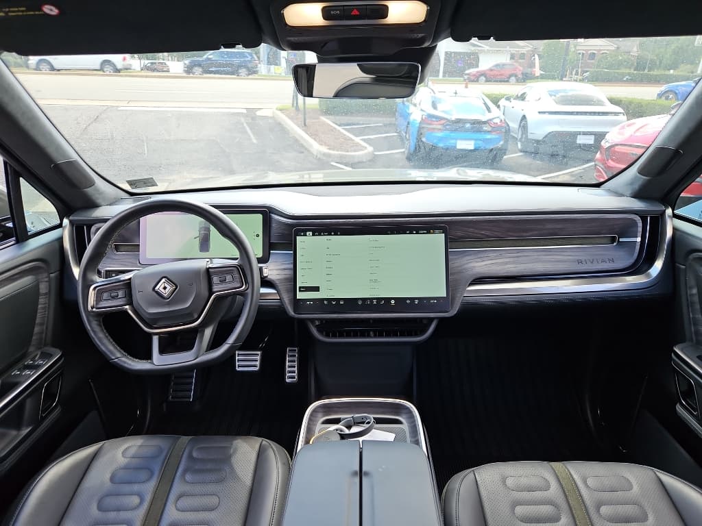 2022 Rivian R1T view 10