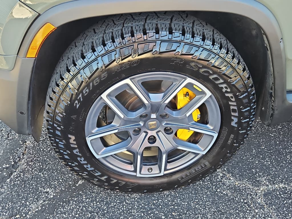 2022 Rivian R1T view 32