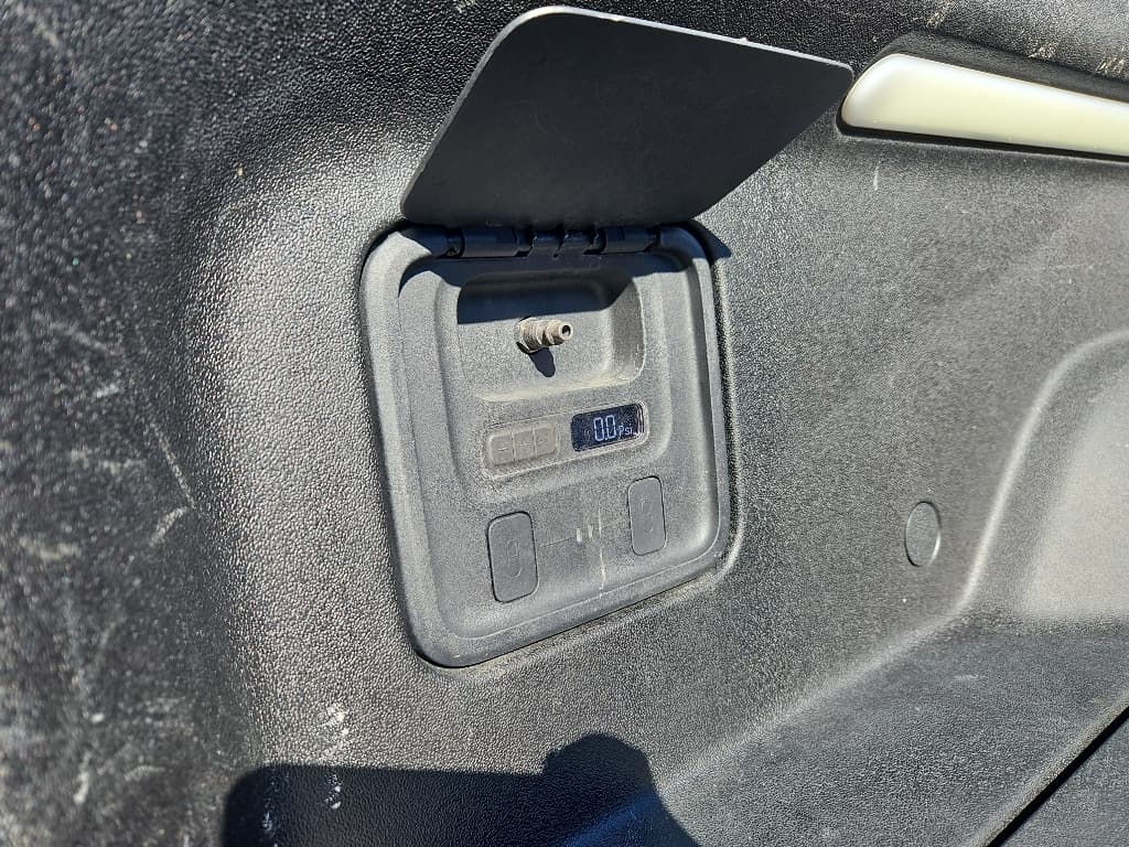 2022 Rivian R1T view 28