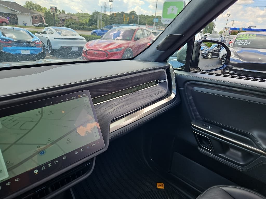 2022 Rivian R1T view 23