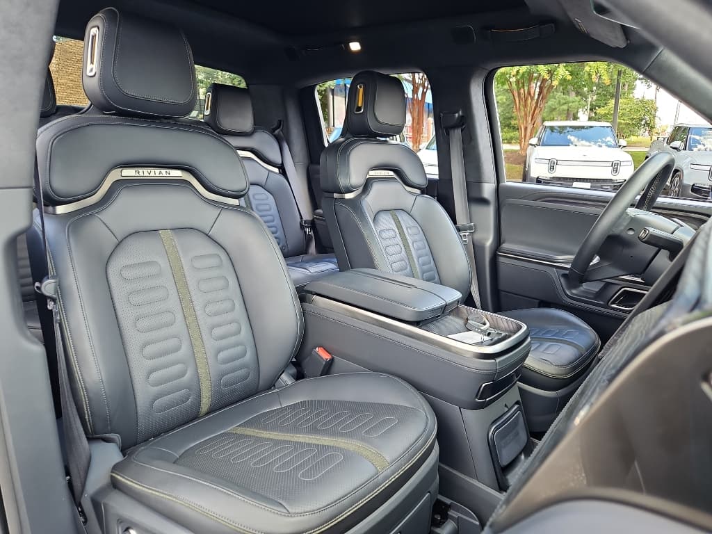 2022 Rivian R1T view 16