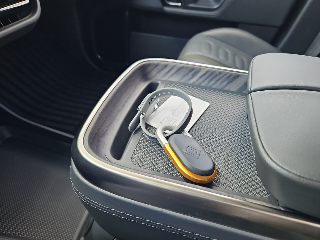 2022 Rivian R1T view 17