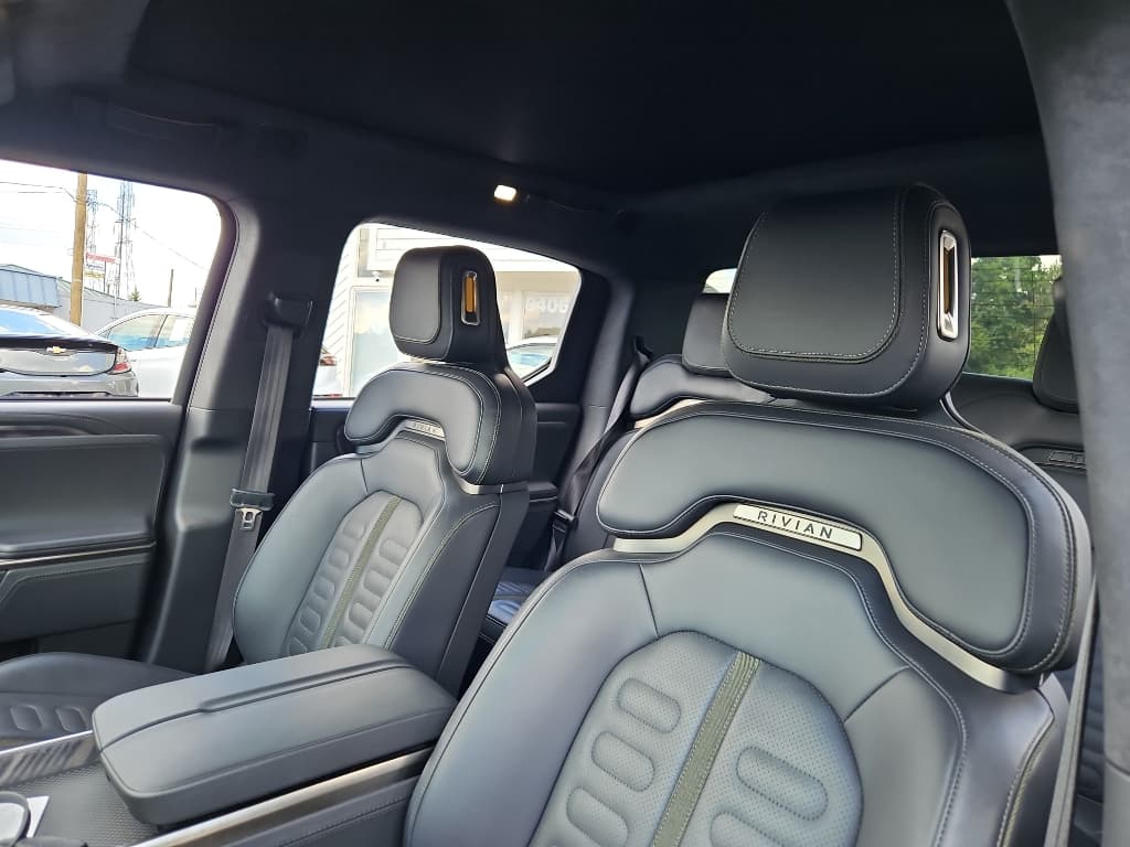2022 Rivian R1T view 7
