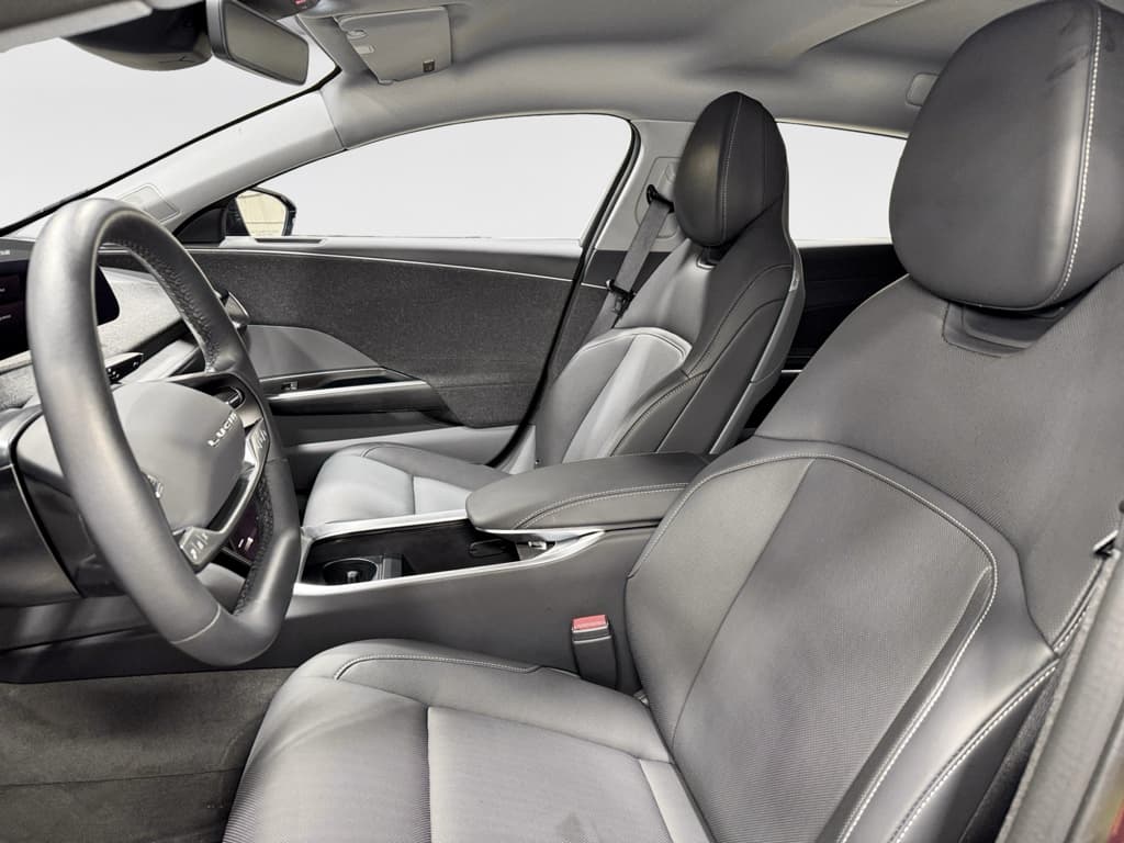 2025 Lucid Air view 18