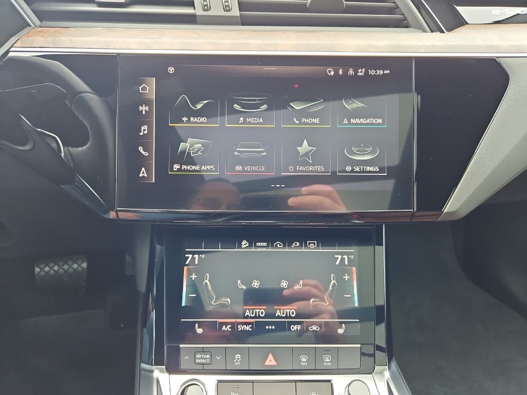 2021 Audi e-tron view 11