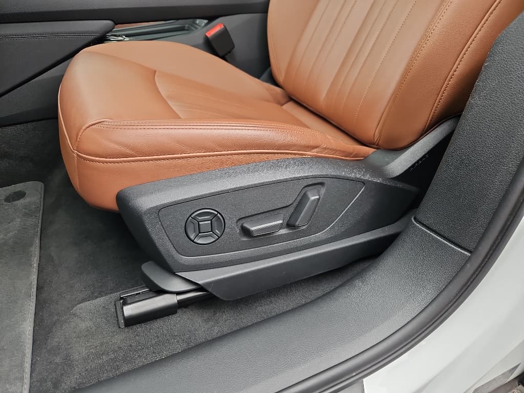 2021 Audi e-tron view 7