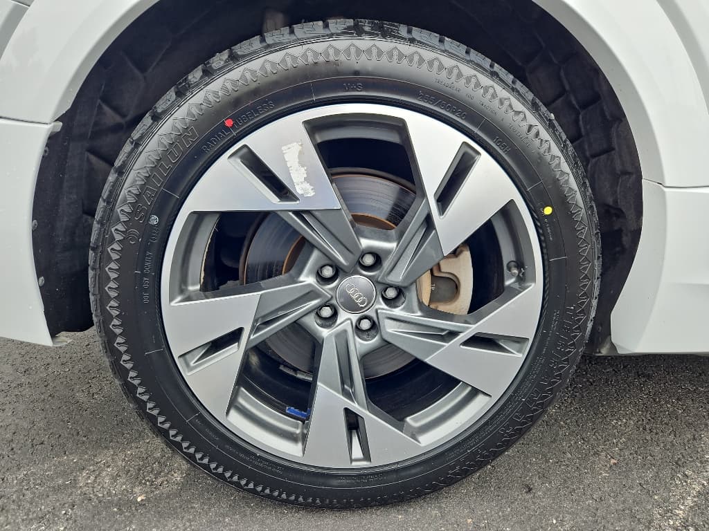 2021 Audi e-tron view 28