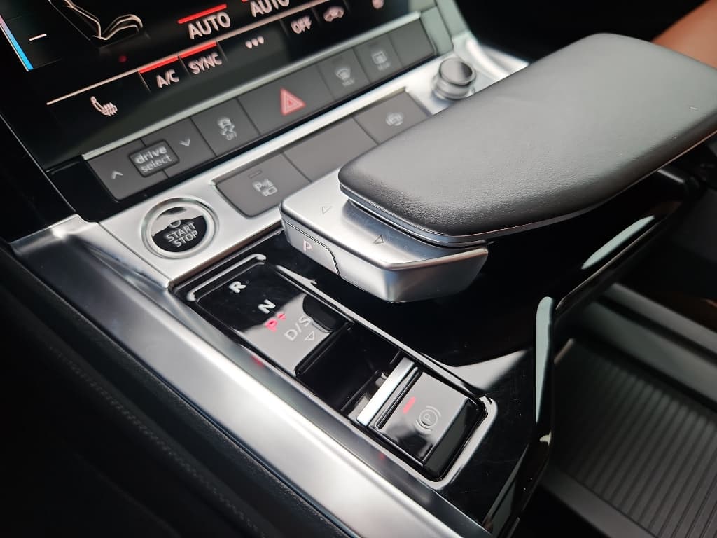 2021 Audi e-tron view 15