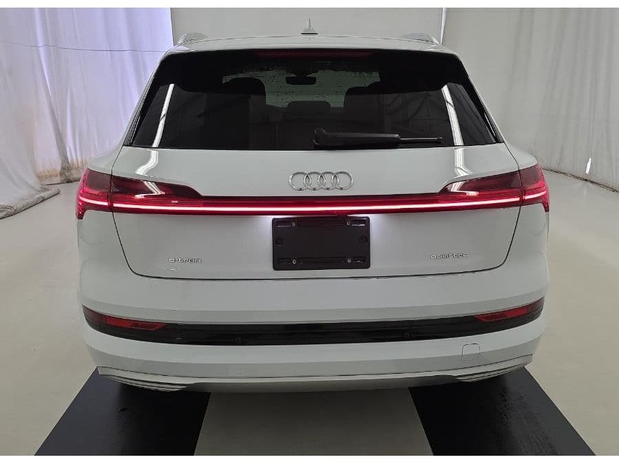 2021 Audi e-tron view 5