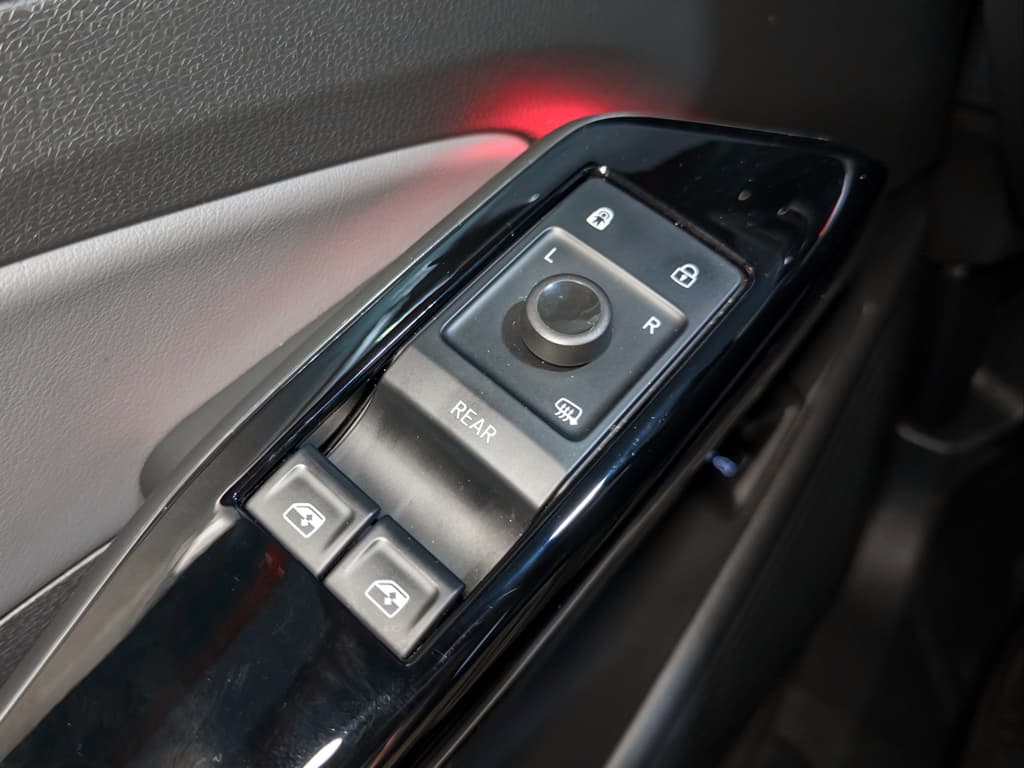 2023 Volkswagen ID.4 view 8