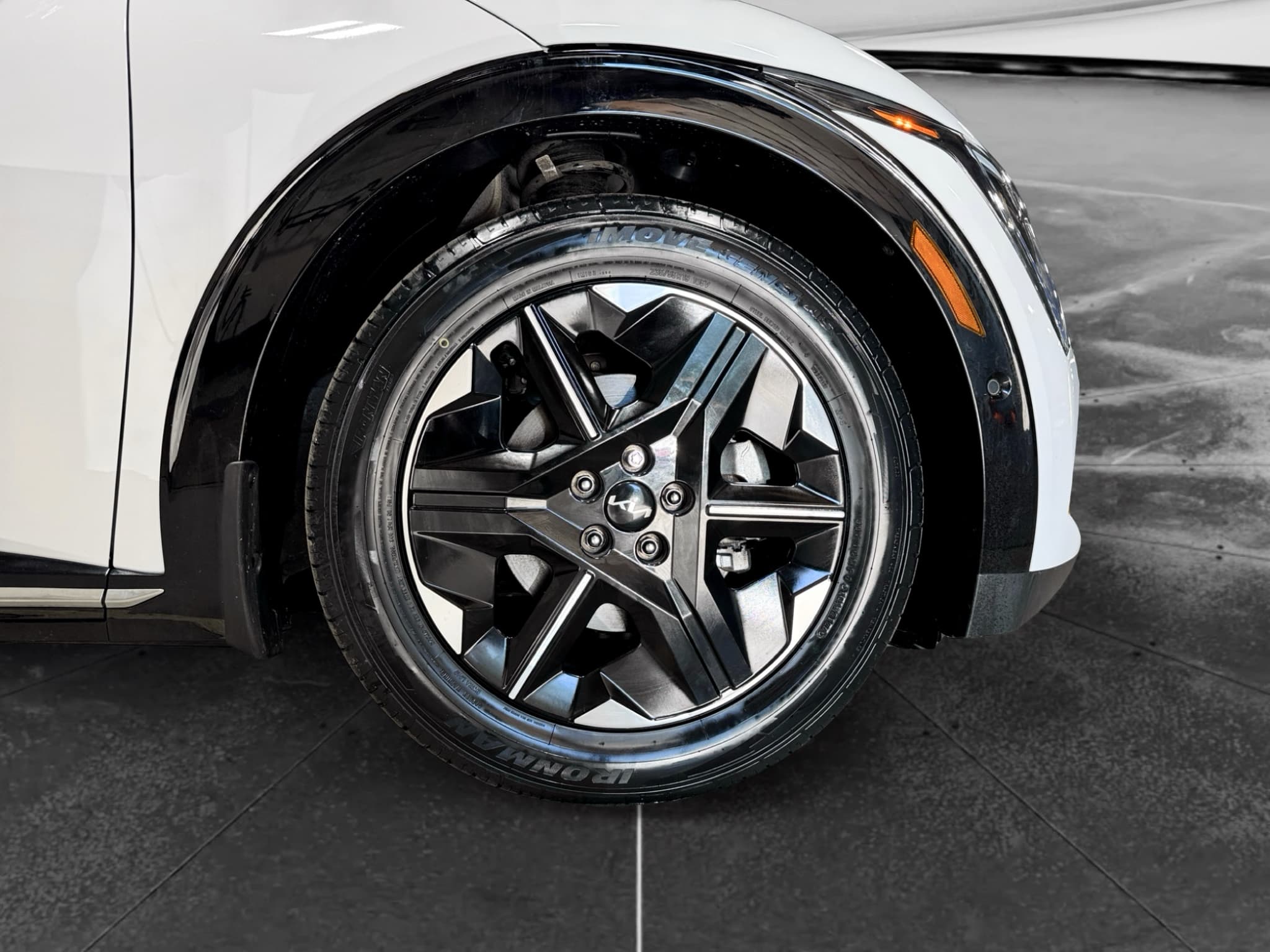 2025 Kia EV6 view 37