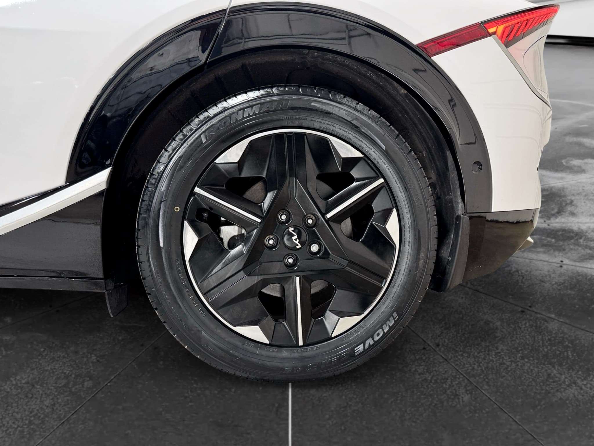 2025 Kia EV6 view 33