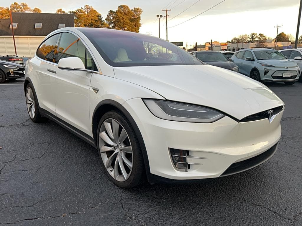 2016 Tesla Model X view 4