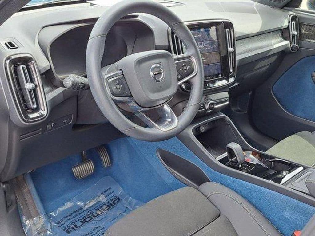 2022 Volvo C40 view 5