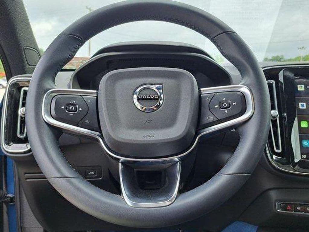 2022 Volvo C40 view 7