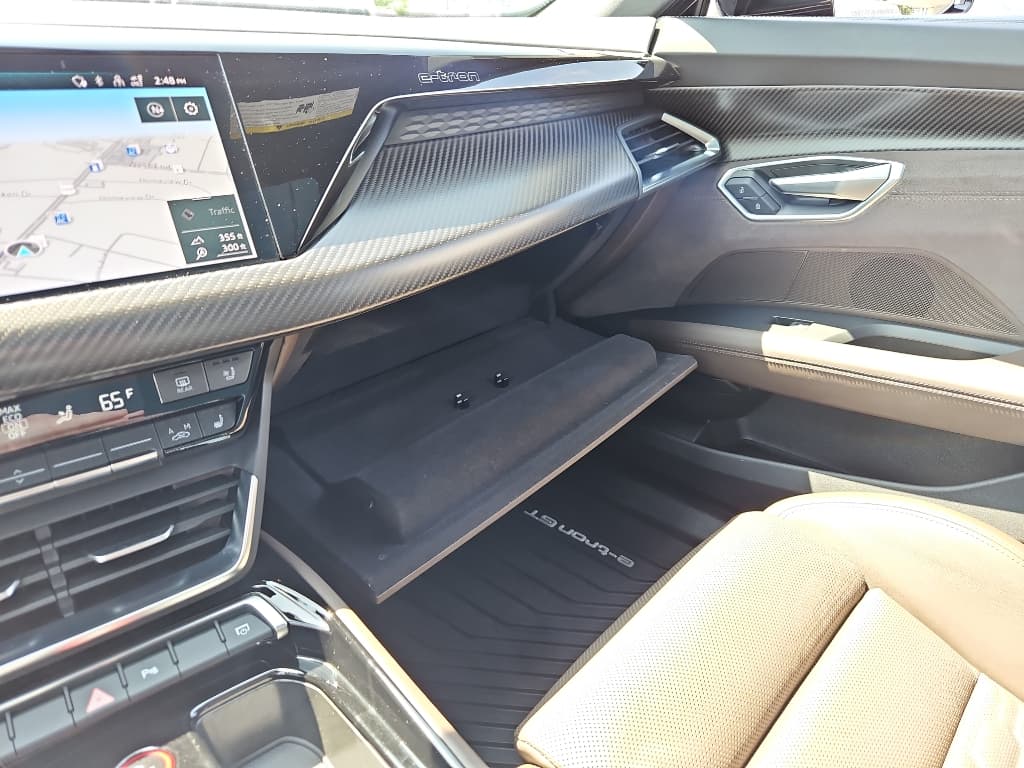 2022 Audi e-tron GT view 17