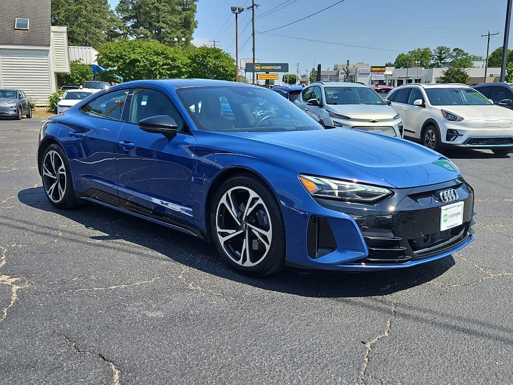 2022 Audi e-tron GT view 4