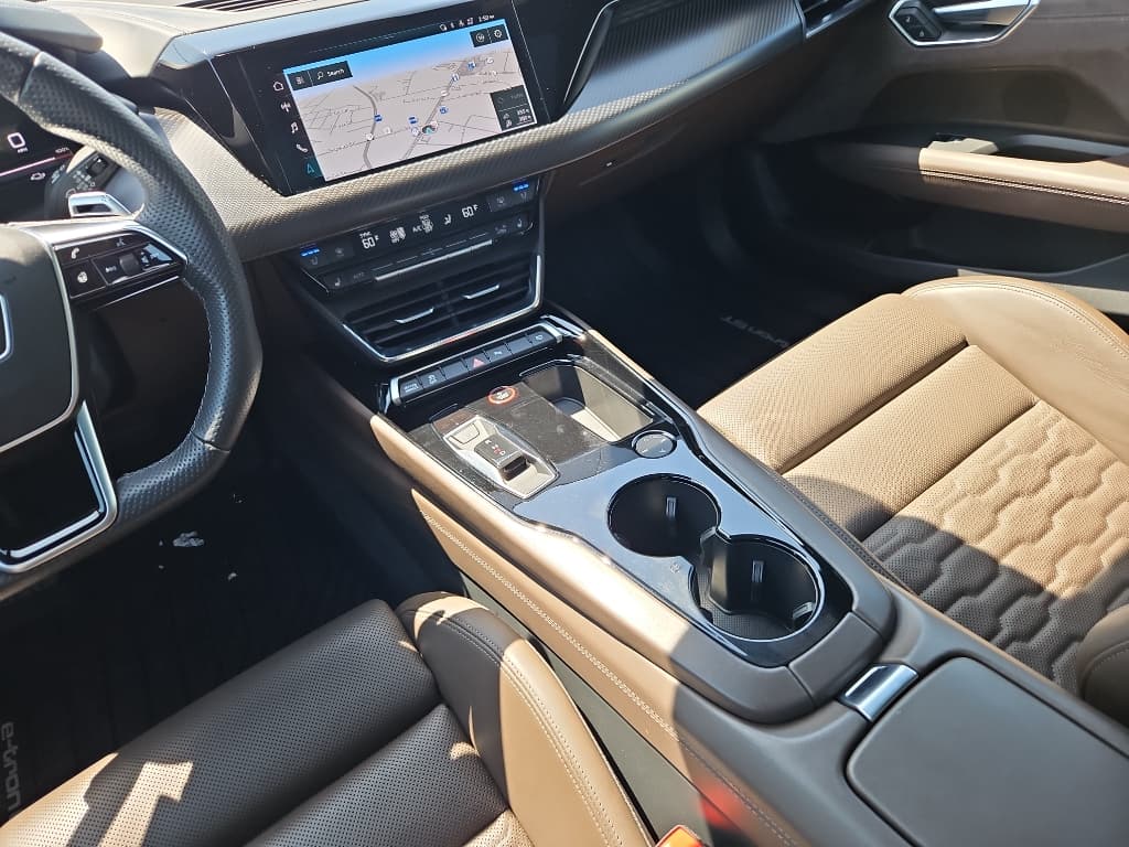 2022 Audi e-tron GT view 16