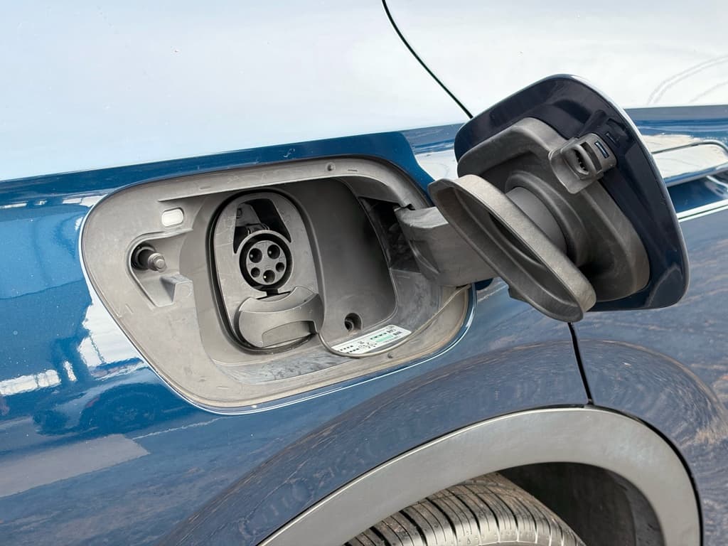 2023 Volkswagen ID.4 view 5