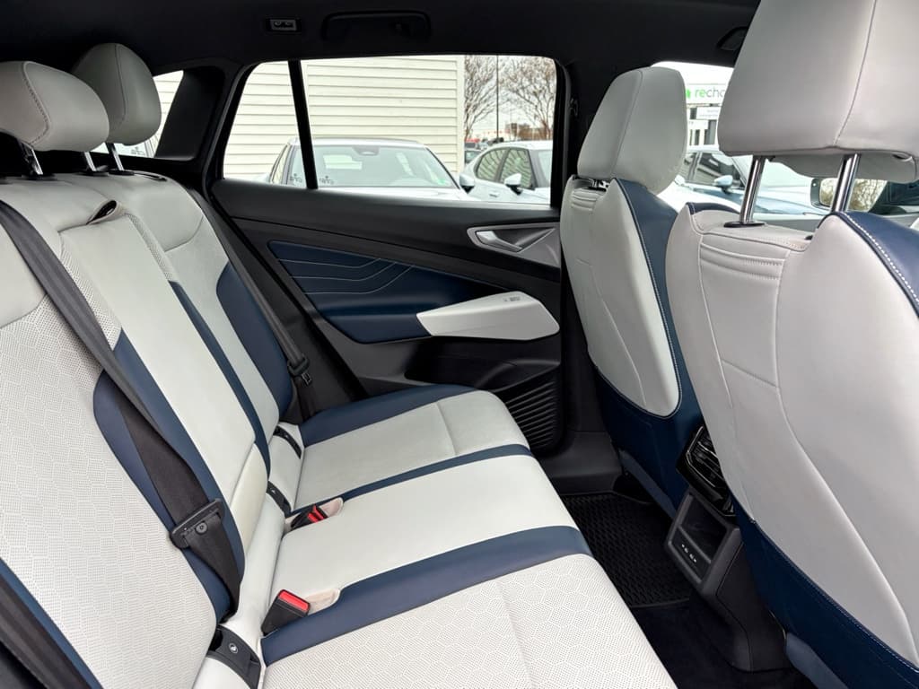 2023 Volkswagen ID.4 view 22