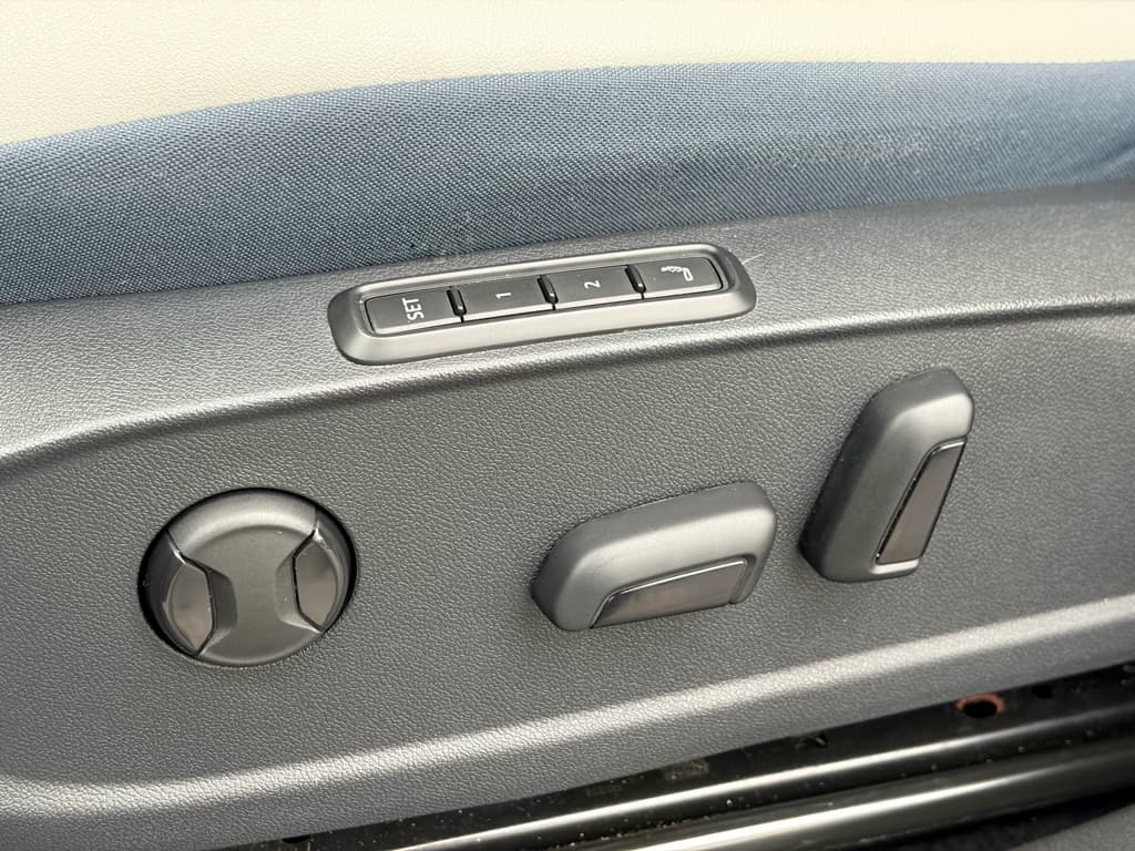 2023 Volkswagen ID.4 view 6