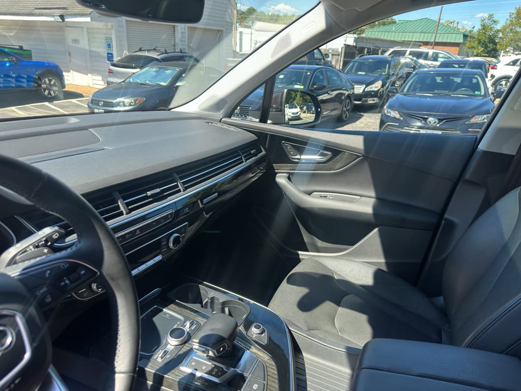 2017 Audi Q7 view 6