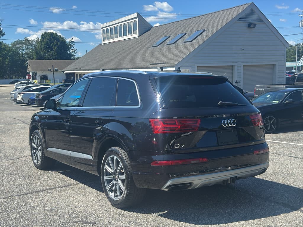 2017 Audi Q7 view 2