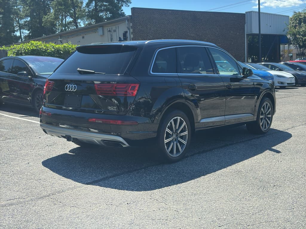 2017 Audi Q7 view 3