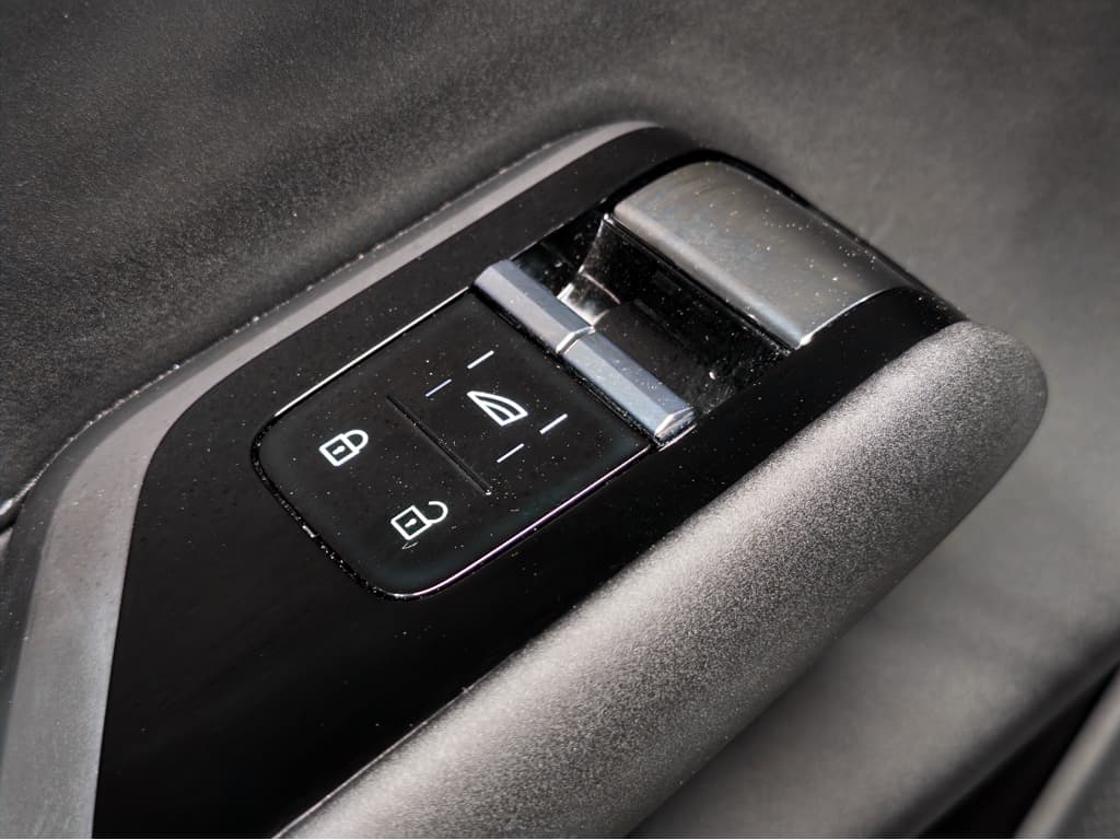 2025 Volvo EX90 view 7