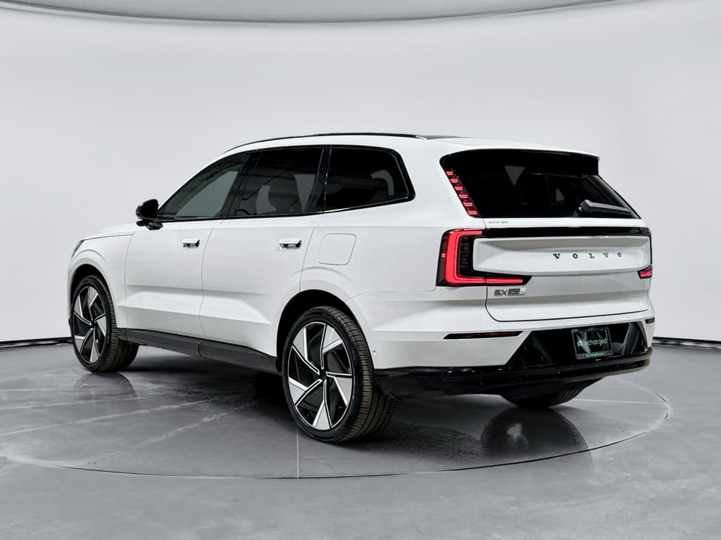 2025 Volvo EX90 view 2