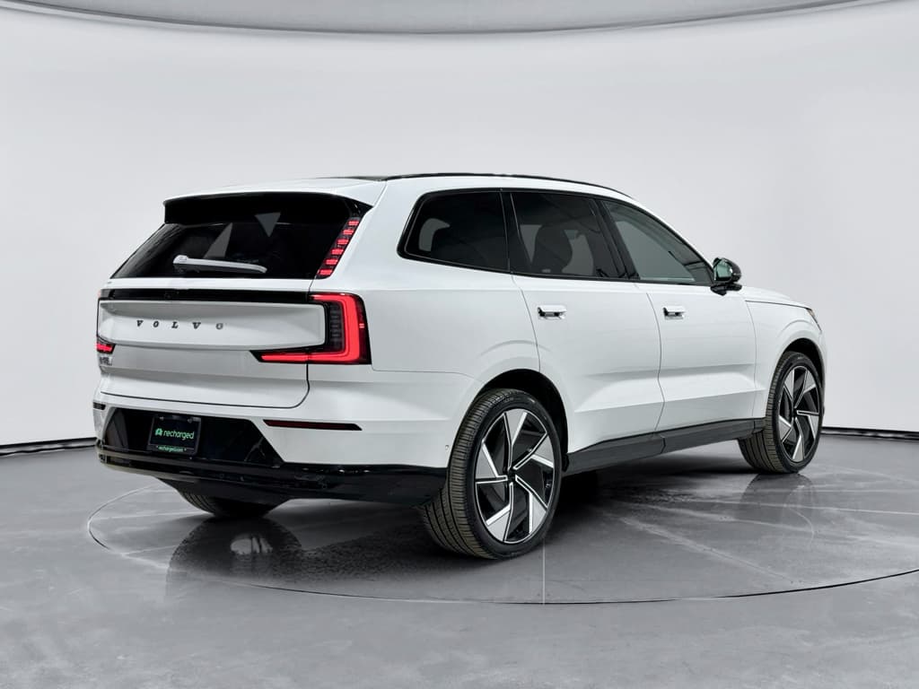 2025 Volvo EX90 view 3