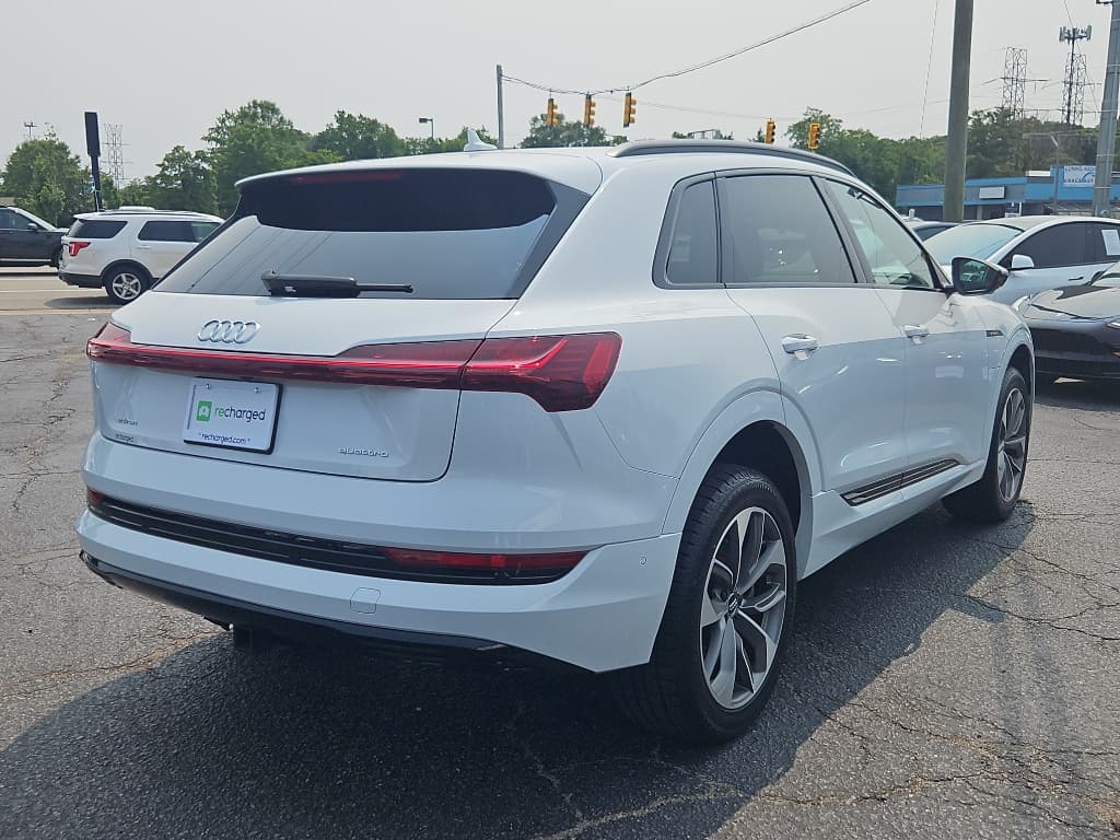 2021 Audi e-tron view 3